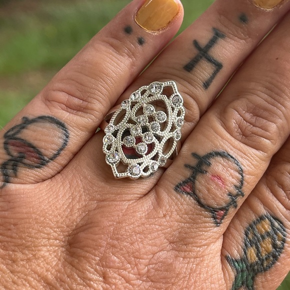 Silver Filigree Clear Crystal Cocktail Ring EUC Size 10 Silver Toned - Picture 1 of 8